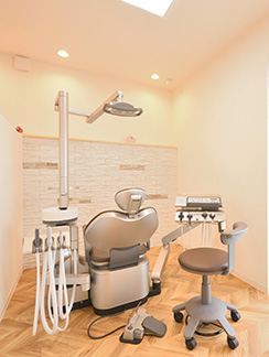 ベビーカーも入れる診療室やキッズスペースのある待合室を完備