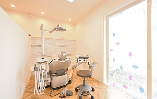 ベビーカーも入れる診療室やキッズスペースのある待合室を完備